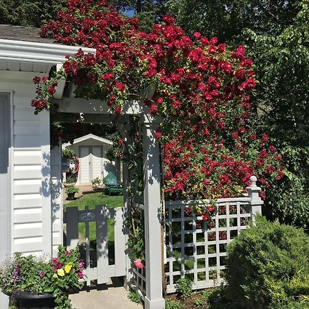 Alexandria House Bed & Breakfast Уест Келоуна Екстериор снимка