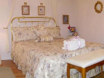 Alexandria House Bed & Breakfast Уест Келоуна Екстериор снимка