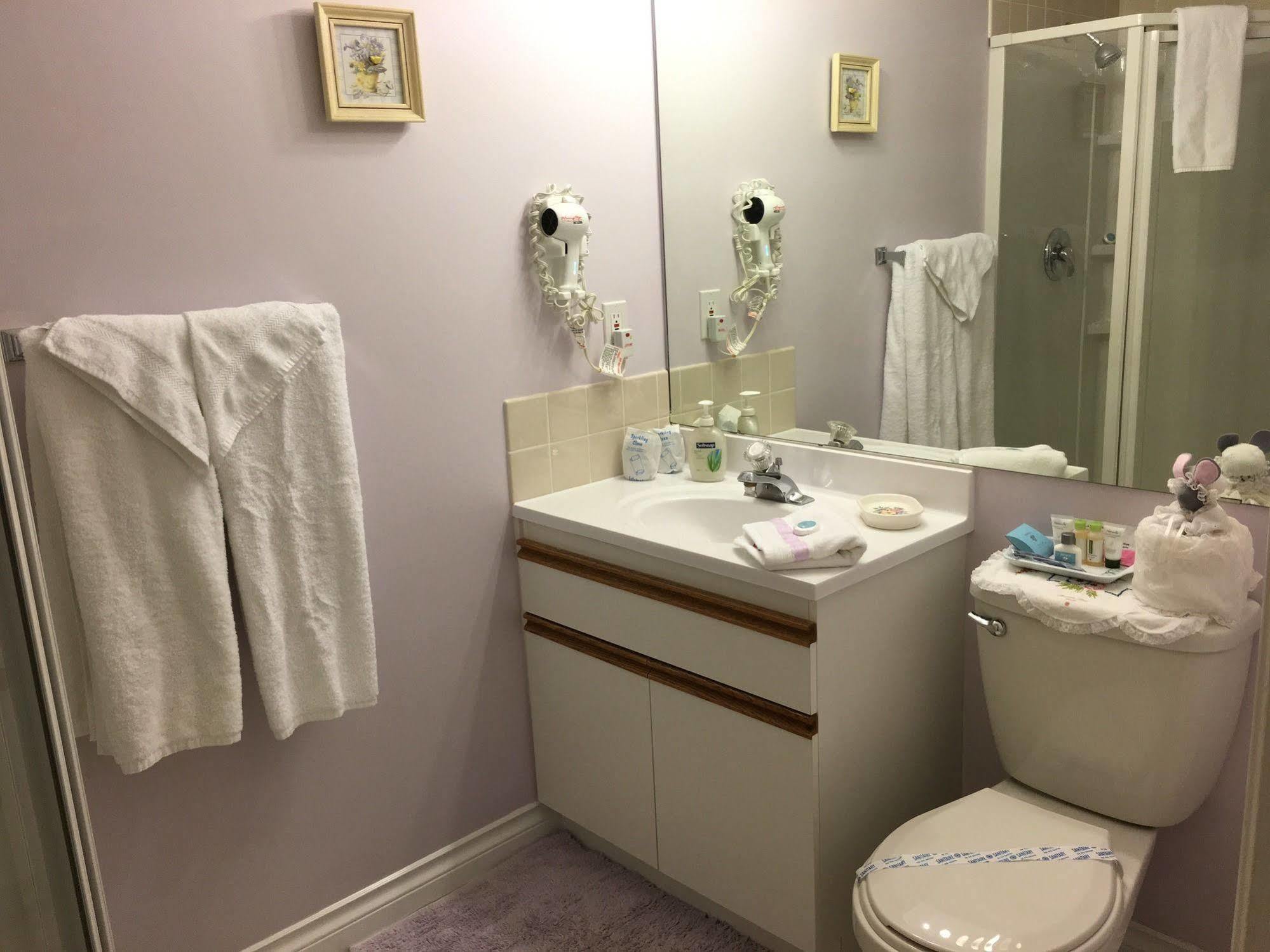 Alexandria House Bed & Breakfast Уест Келоуна Екстериор снимка
