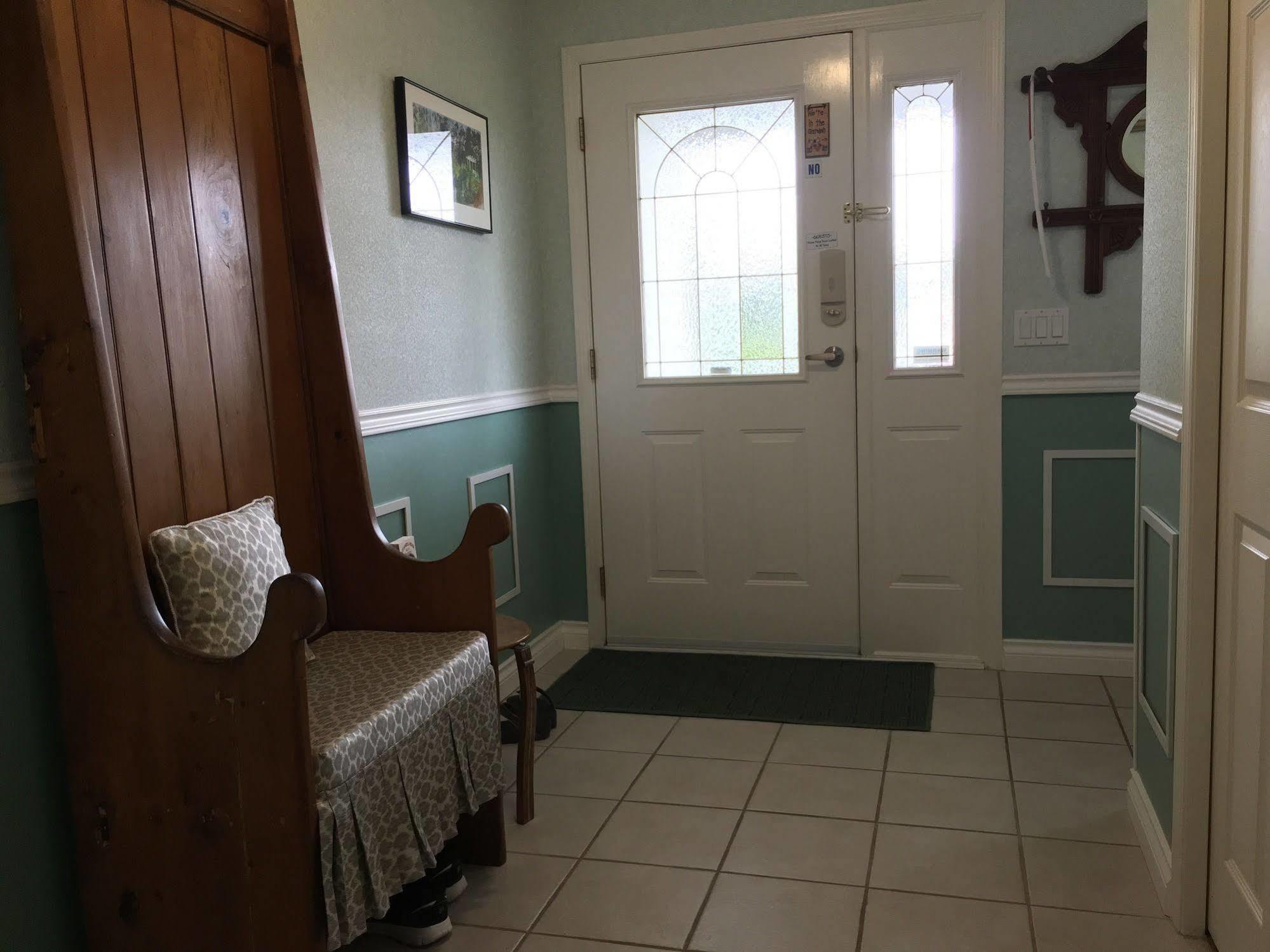 Alexandria House Bed & Breakfast Уест Келоуна Екстериор снимка